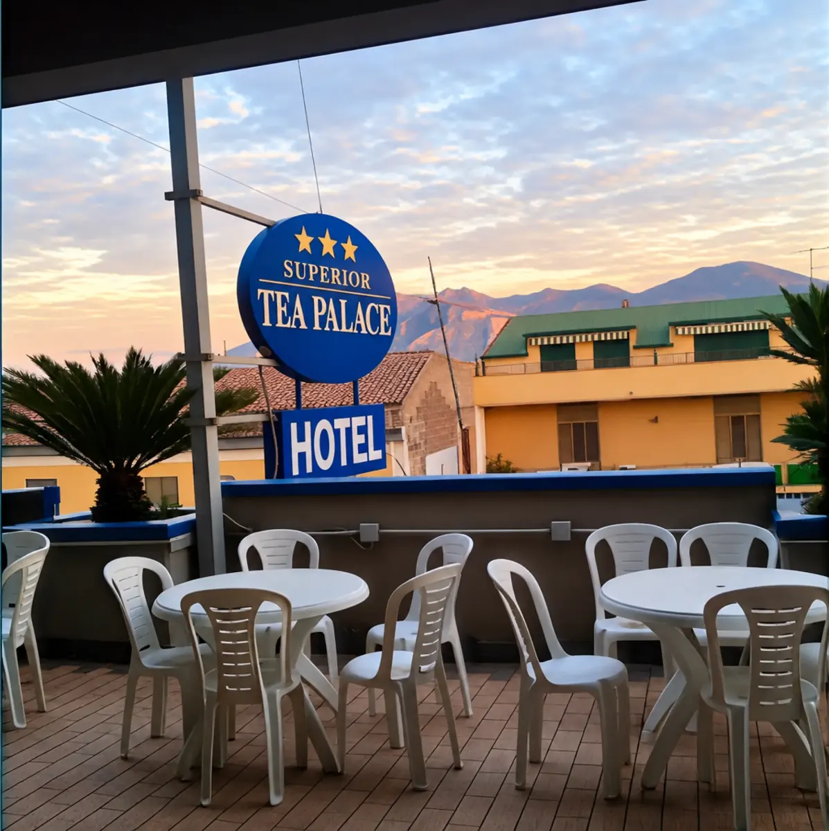 Terrazza del Tea Palace Hotel con tavoli all'aperto al tramonto