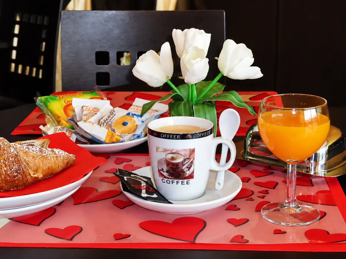 Colazione con cornetto, caffè e spremuta al Tea Palace Hotel